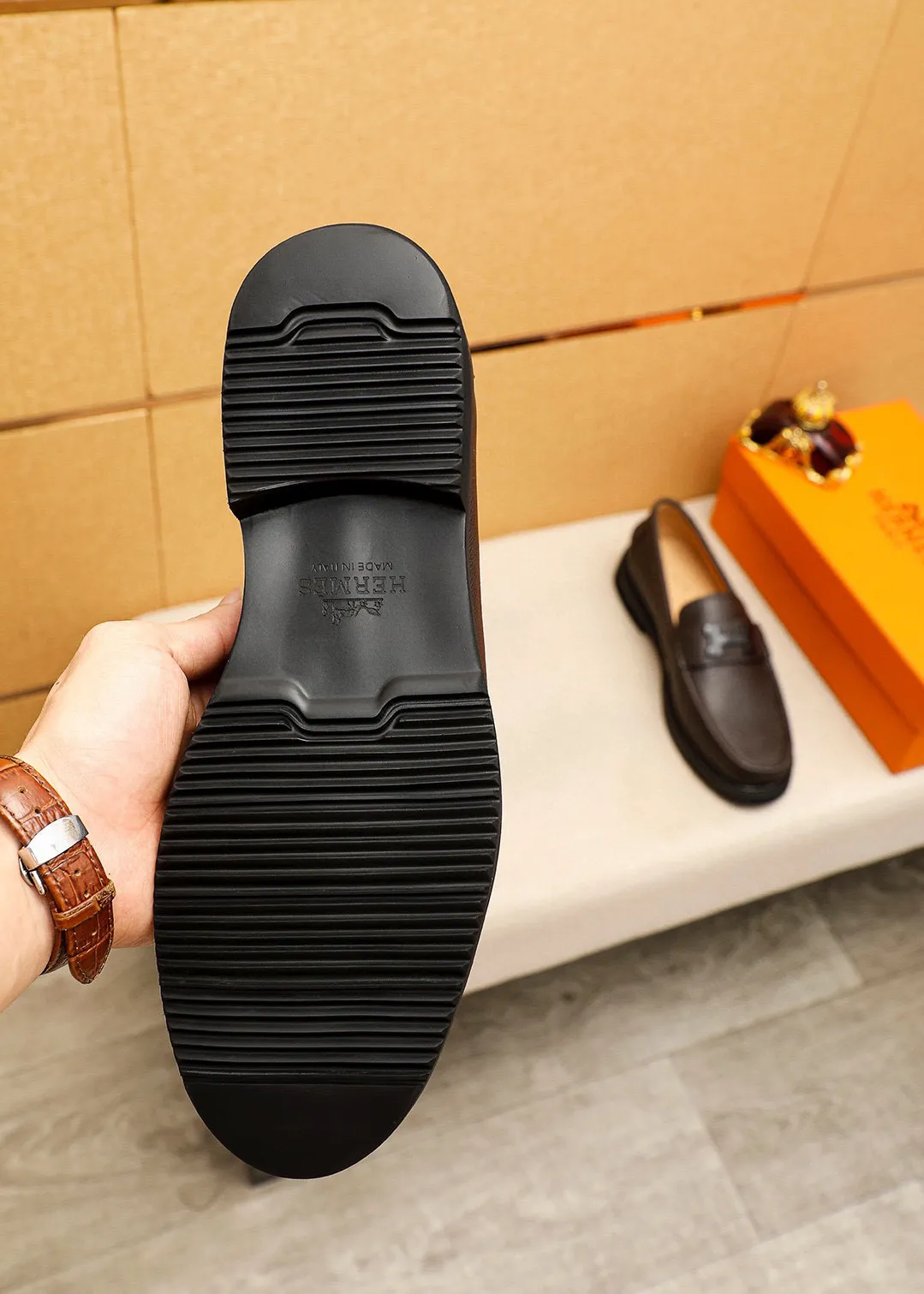 Men's shoes 💰460 💐 Product trademark: HERMES "Hermès" casual leather shoes Regular size: 39-44 (38.45🉑️customized) Product materials: Selected imported first-layer cross-grain cowhide upper + luxury hardware buckle, imported water-dyed cowhide lining. Strong three-dimensional visual effect, non-slip and wear-resistant rubber outsole Color: 4⃣️colors available